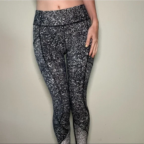 SOLD IN LIVE SHOW Lululemon Tight Stuff Tight II Splatter Scallop Hem - Picture 5 of 12